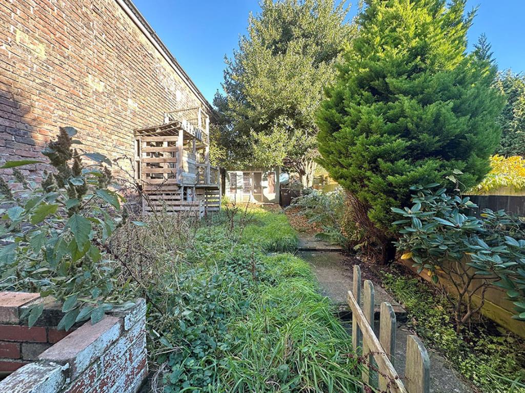Lot: 166 - TWO-BEDROOM GROUND FLOOR FLAT WITH GARDEN - Back garden with garden shed and climing frame